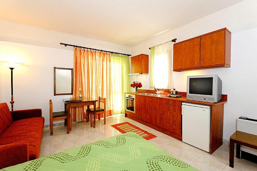 Chronis Rooms & Apartments Adamantas Room photo