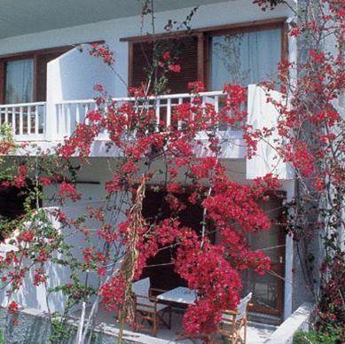 Chronis Rooms & Apartments Adamantas Exterior photo